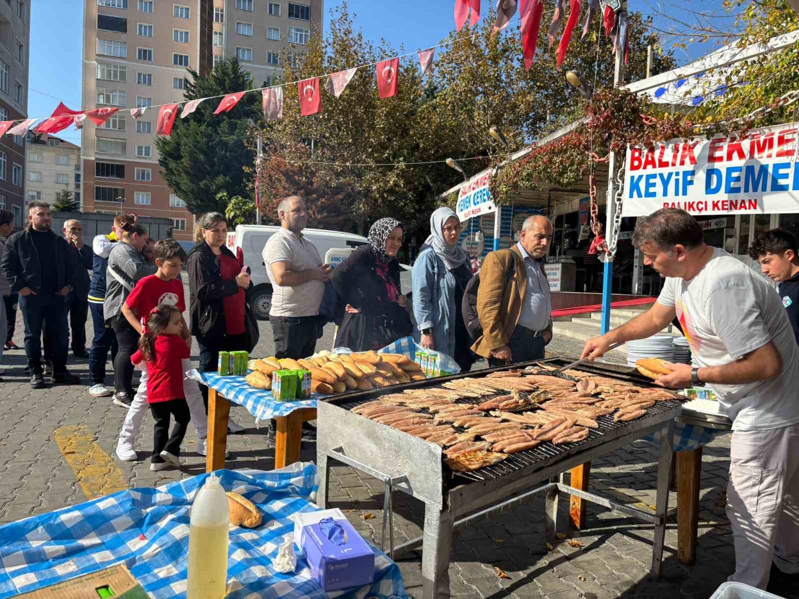 Balıkçı Kenan’da gelenek bozulmadı, 2 gün ücretsiz balık ekmek ikram edildi
