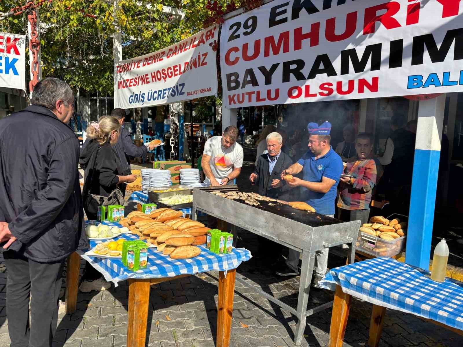 Balıkçı Kenan’da gelenek bozulmadı, 2 gün ücretsiz balık ekmek ikram edildi
