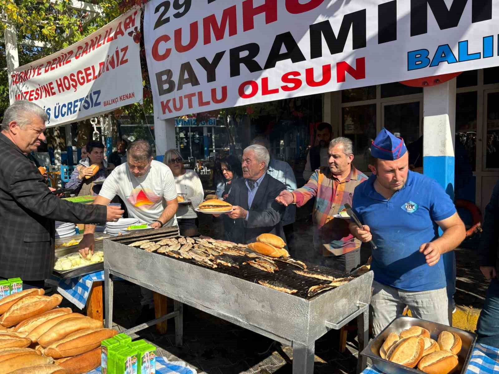 Balıkçı Kenan’da gelenek bozulmadı, 2 gün ücretsiz balık ekmek ikram edildi
