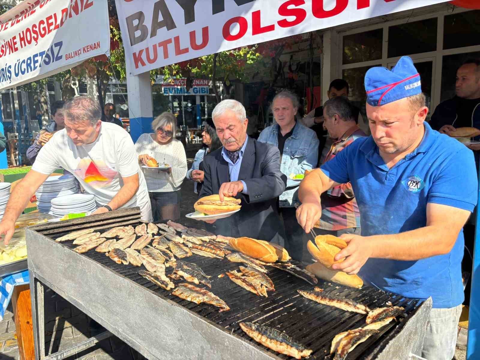 Balıkçı Kenan’da gelenek bozulmadı, 2 gün ücretsiz balık ekmek ikram edildi
