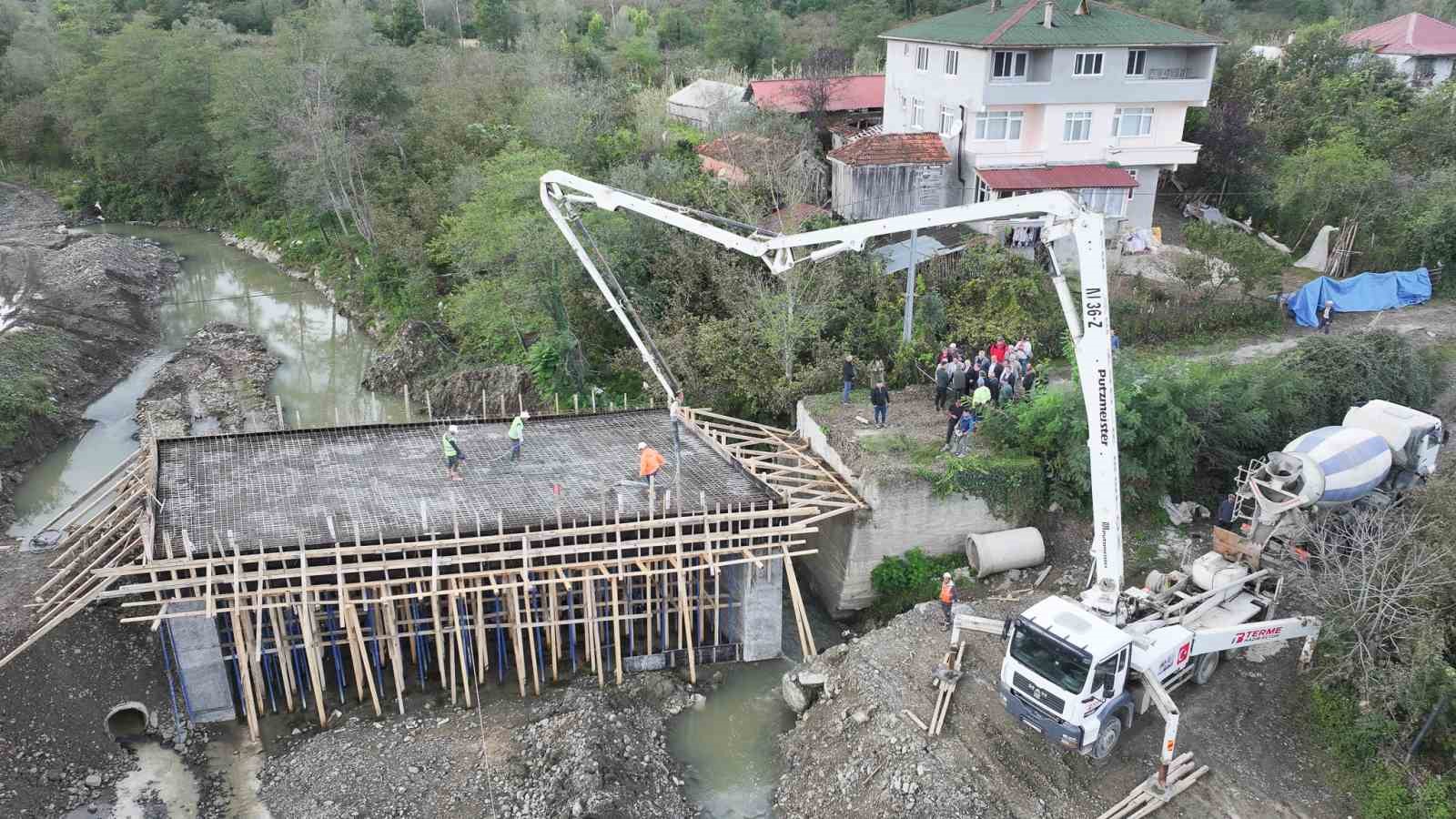 Selin yıktığı köprünün yerine yenisi yapılıyor
