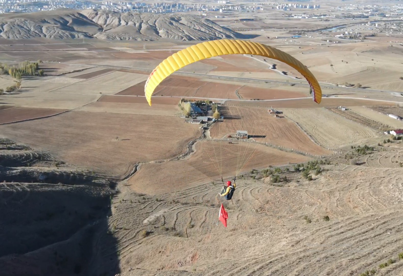 Yamaç paraşütü sporcuları, 29 Ekim Cumhuriyet Bayramı’nı gökyüzünde kutladı
