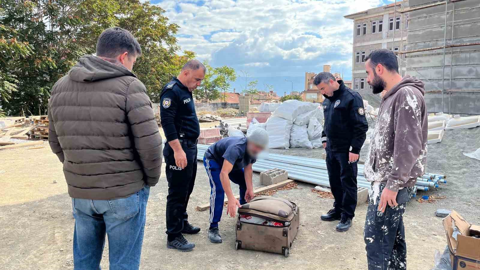 Parasını alamayan işçi çatıda intihara kalkıştı: Polisin ikna çabası ile indirildi
