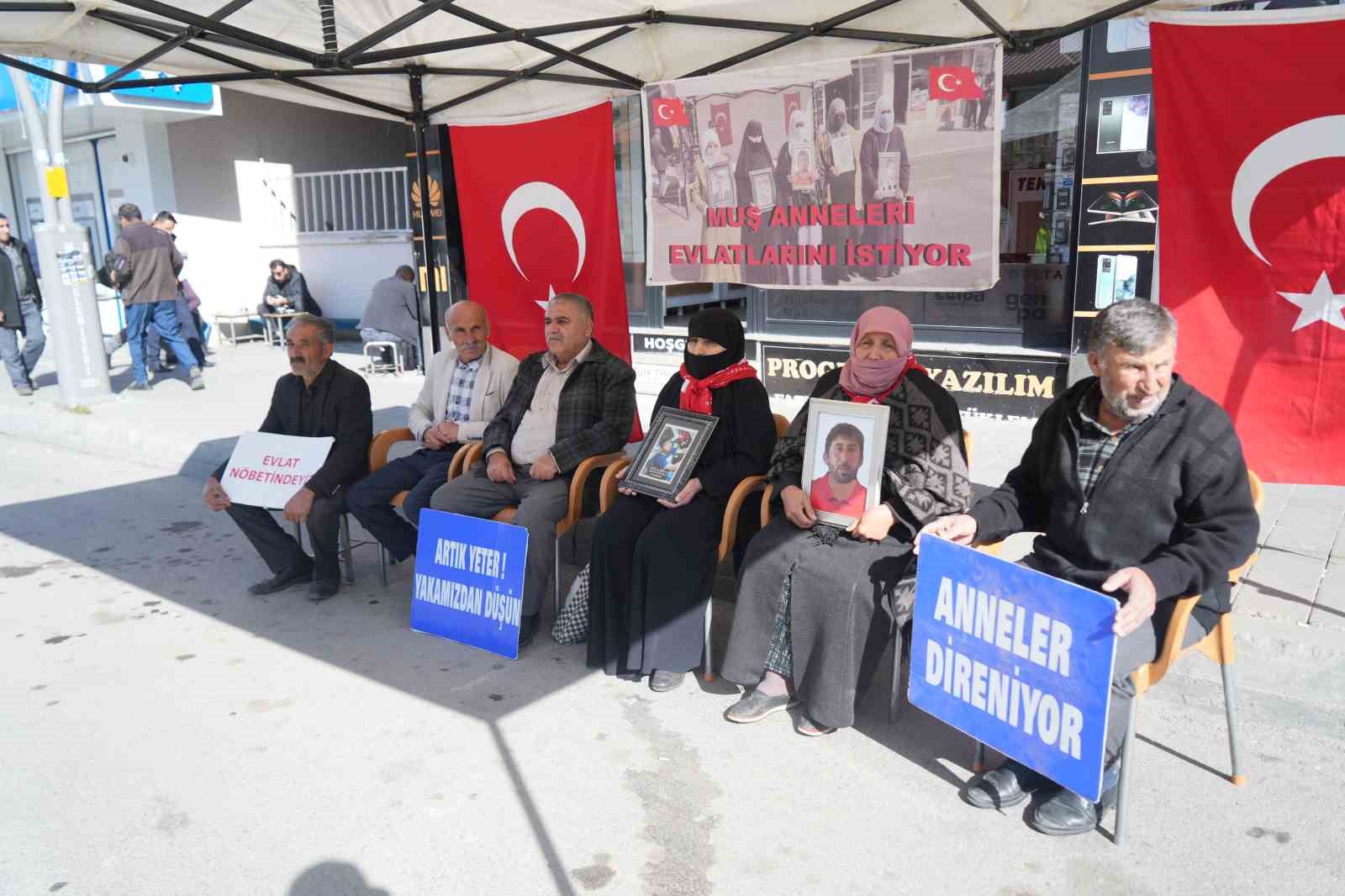 Muşlu ailelerin evlat nöbeti sürüyor
