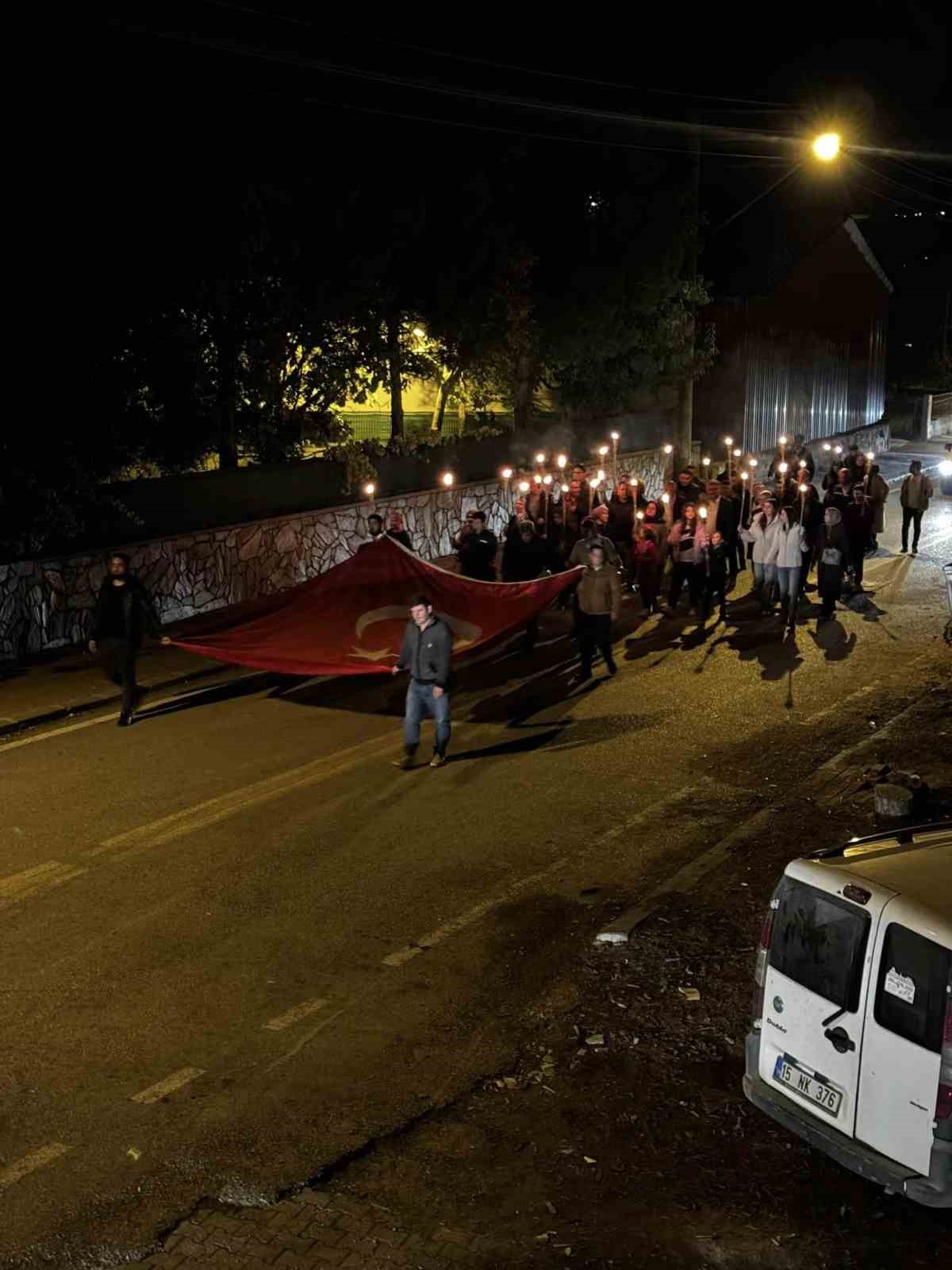 Beyağaçlılar Cumhuriyet coşkusunu fener alayında yaşandı
