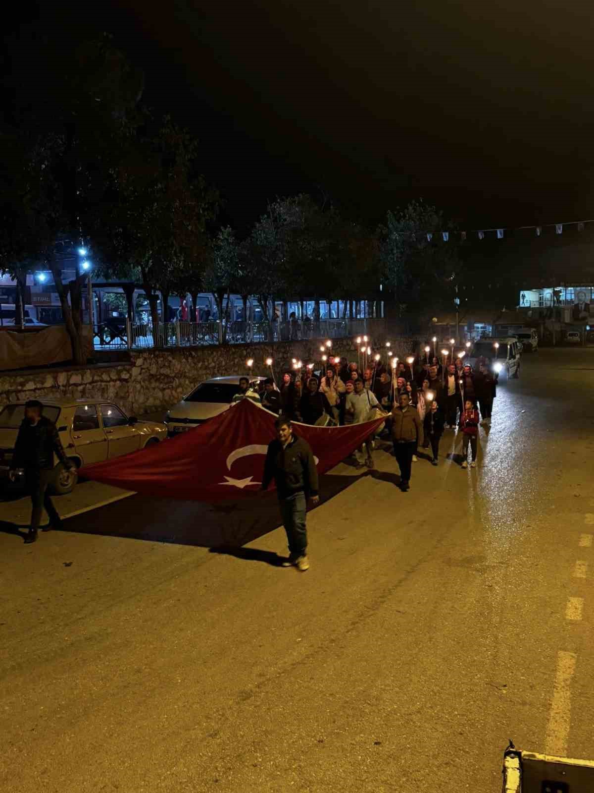 Beyağaçlılar Cumhuriyet coşkusunu fener alayında yaşandı
