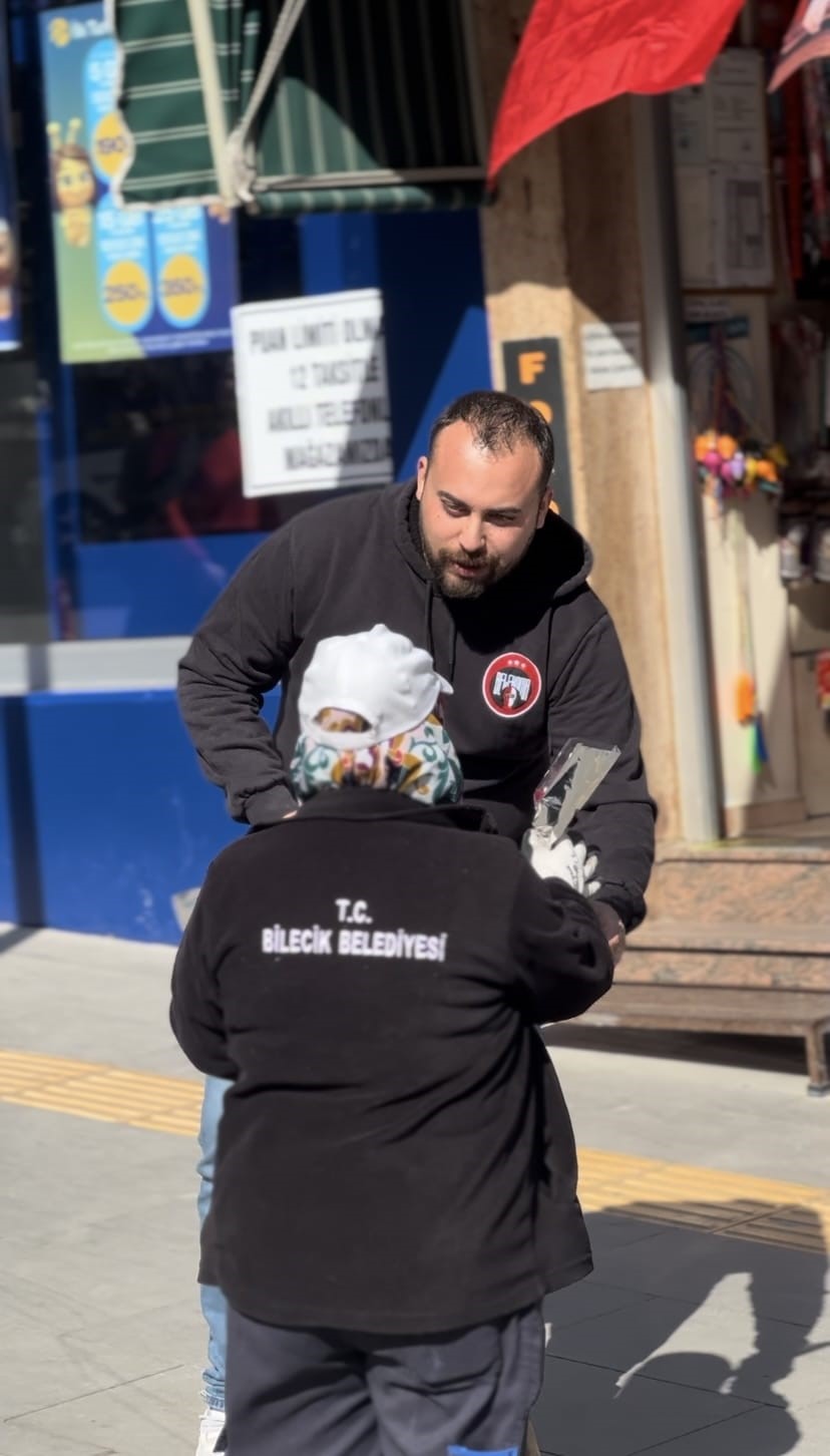 Bilecik’te taraftar gruplarından kadına ve çocuğa yönelik şiddete karşı karanfilli eylem
