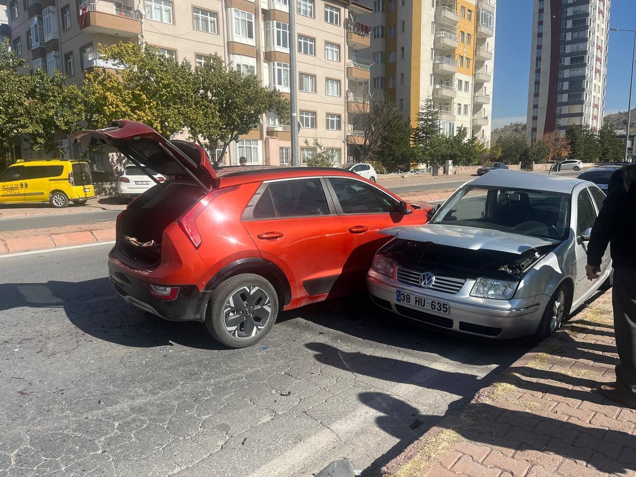 Otomobiller kavşakta çarpıştı: 3 yaralı
