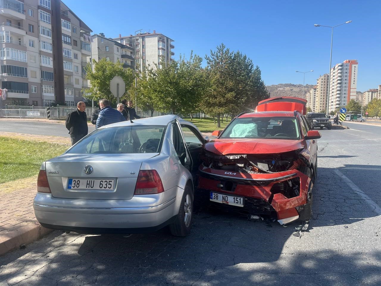 Otomobiller kavşakta çarpıştı: 3 yaralı
