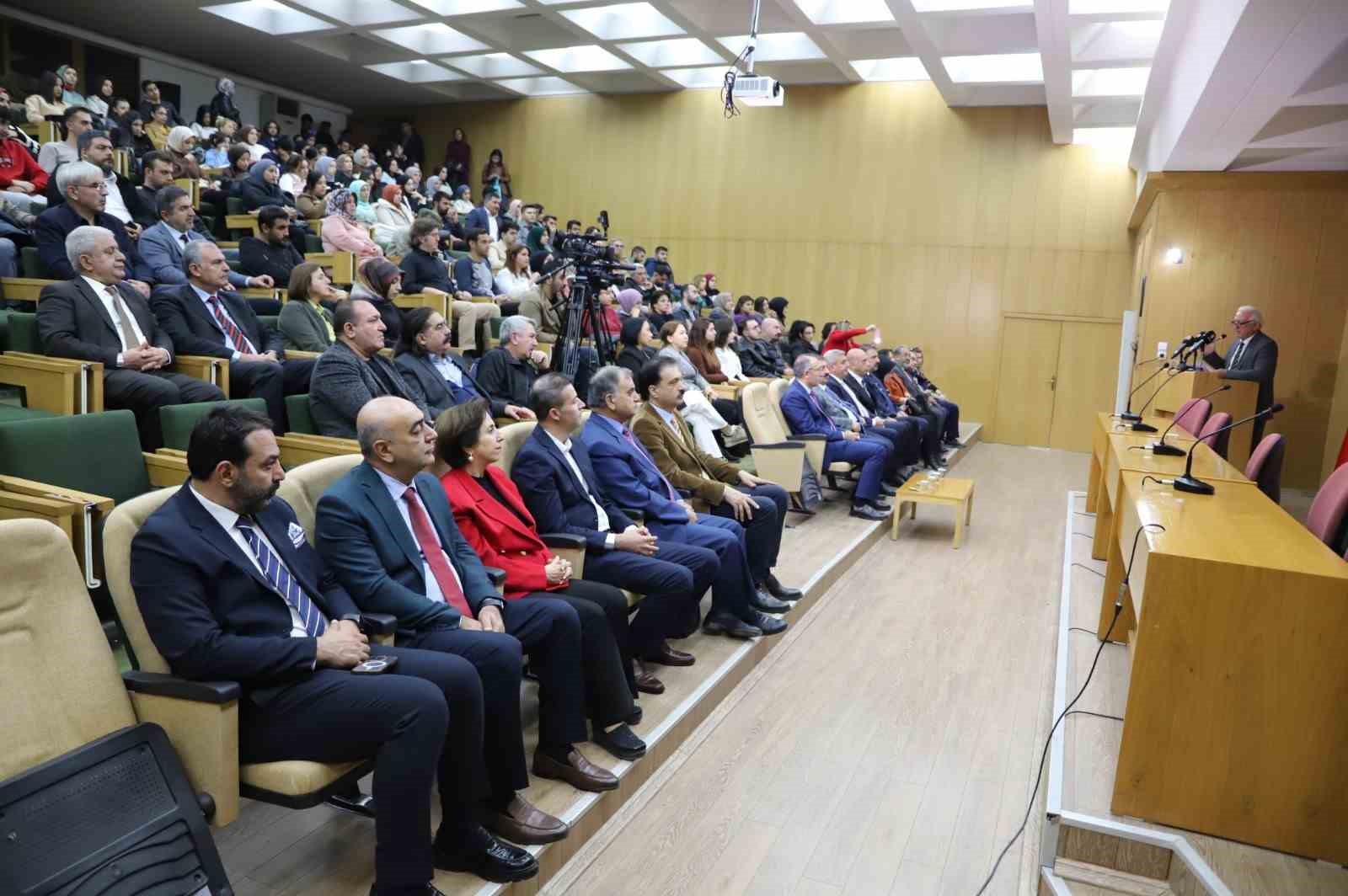 FÜ’de Cumhuriyet Bayramı nedeniyle konferans düzenlendi
