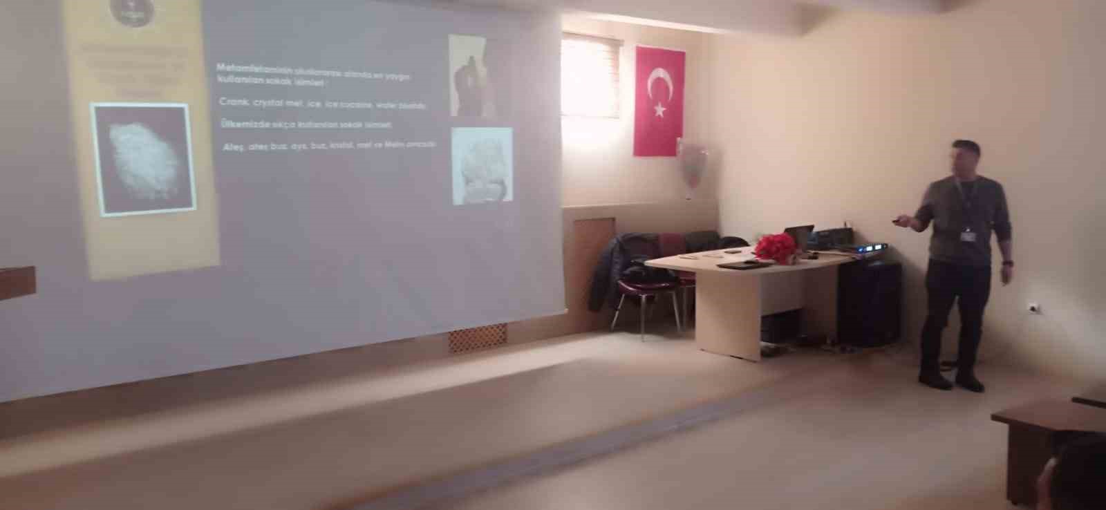 Tekman’da kamu personeline uyuşturucuyla mücadele semineri
