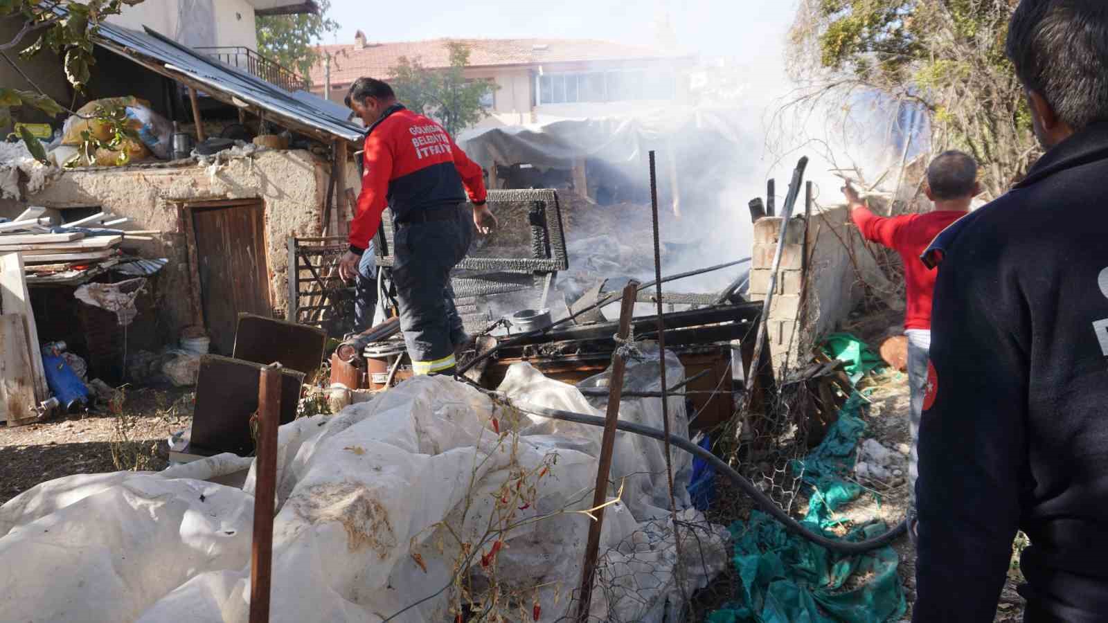 Bahçede çıkıp hayvanların bulunduğu ahıra sıçrayan yangın itfaiyenin hızlı müdahalesi ile söndürüldü.
