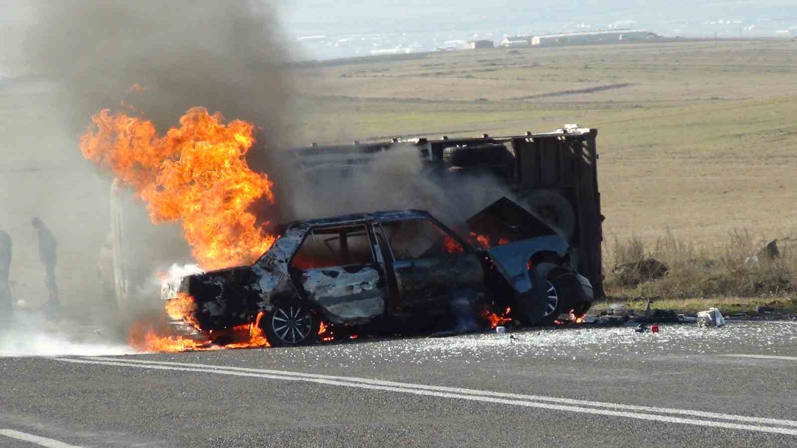 Kars’ta kaza yapan otomobil alev topuna döndü
