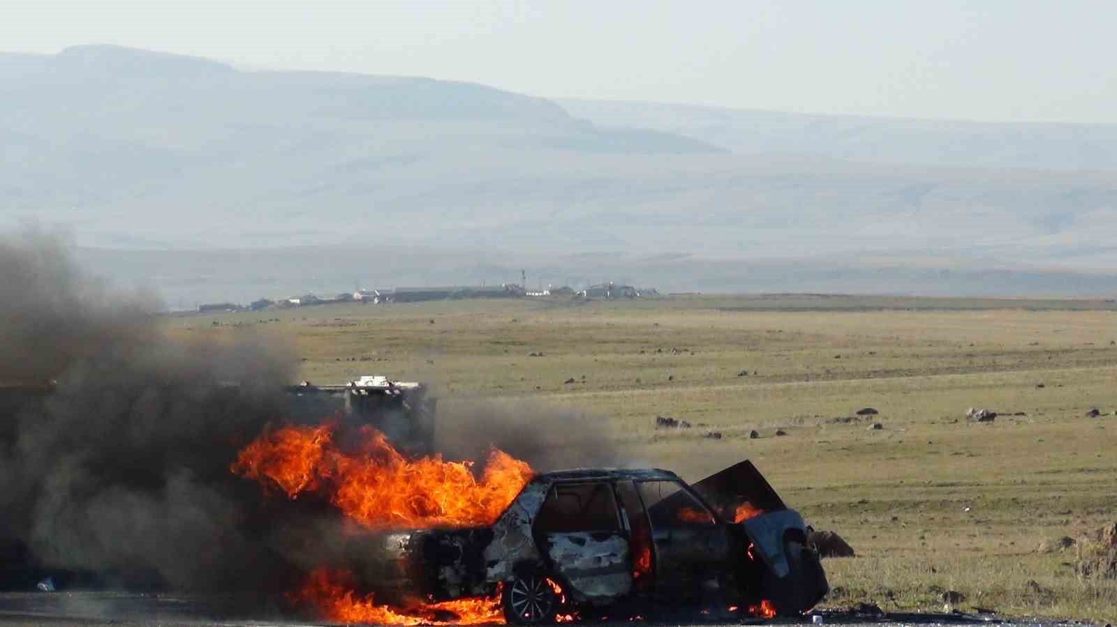 Kars’ta kaza yapan otomobil alev topuna döndü
