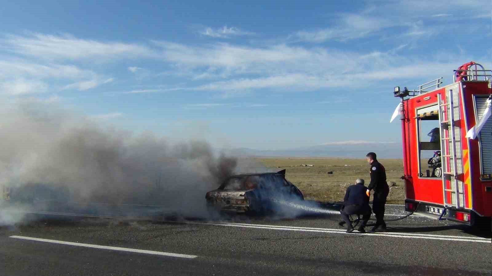 Kars’ta kaza yapan otomobil alev topuna döndü
