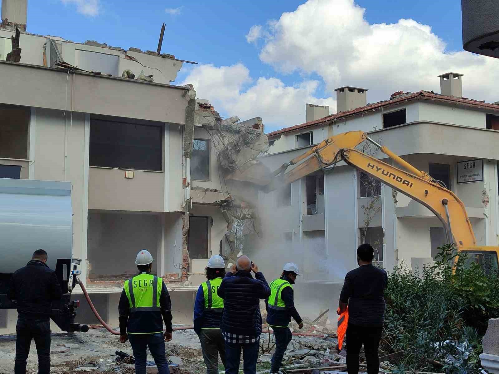 Bakırköy’de 5 bloklu bir sitenin yıkımına başlandı
