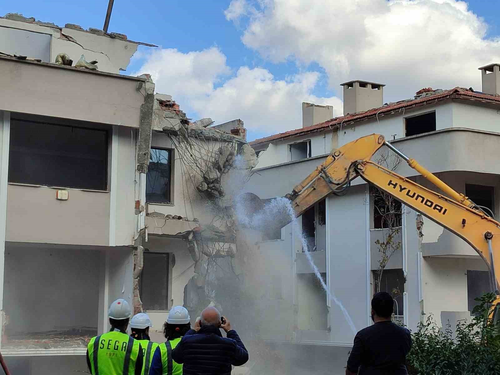 Bakırköy’de 5 bloklu bir sitenin yıkımına başlandı
