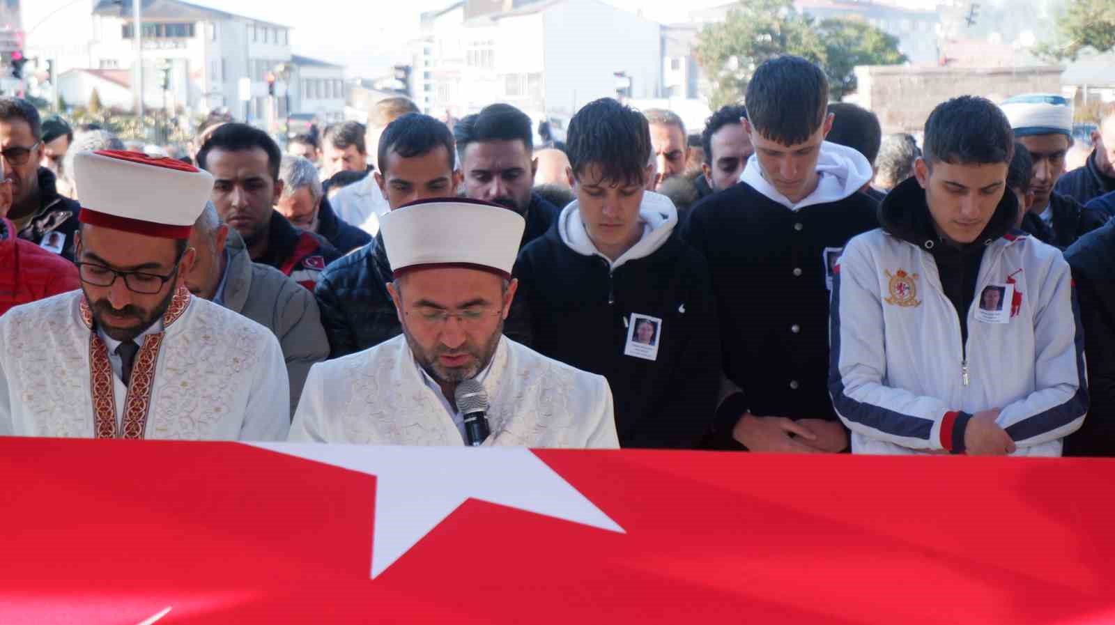 İzmir’de silahlı saldırıda vefat eden polis memuru memleketi Erzurum’da toprağa verildi
