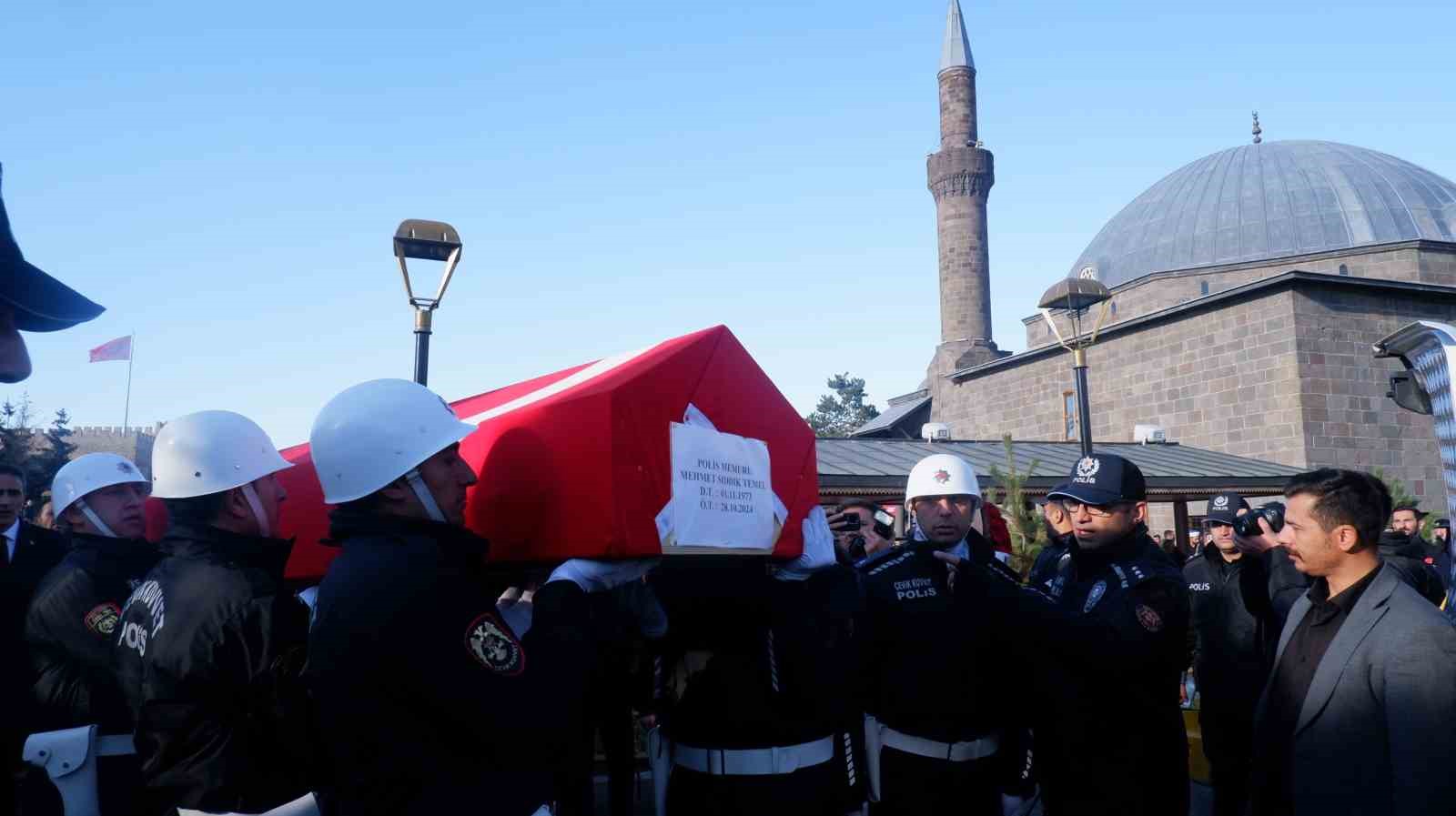 İzmir’de silahlı saldırıda vefat eden polis memuru memleketi Erzurum’da toprağa verildi
