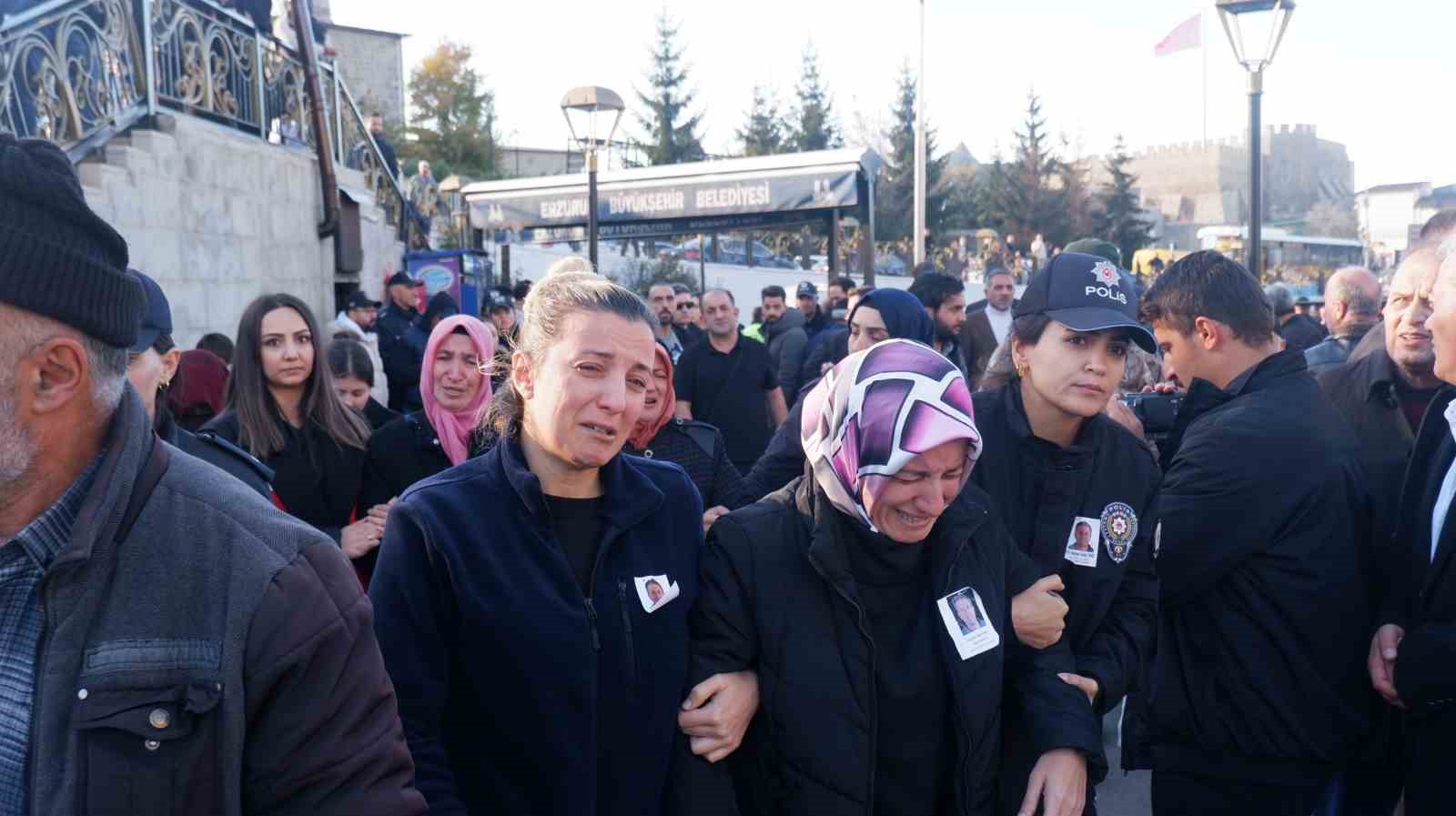 İzmir’de silahlı saldırıda vefat eden polis memuru memleketi Erzurum’da toprağa verildi
