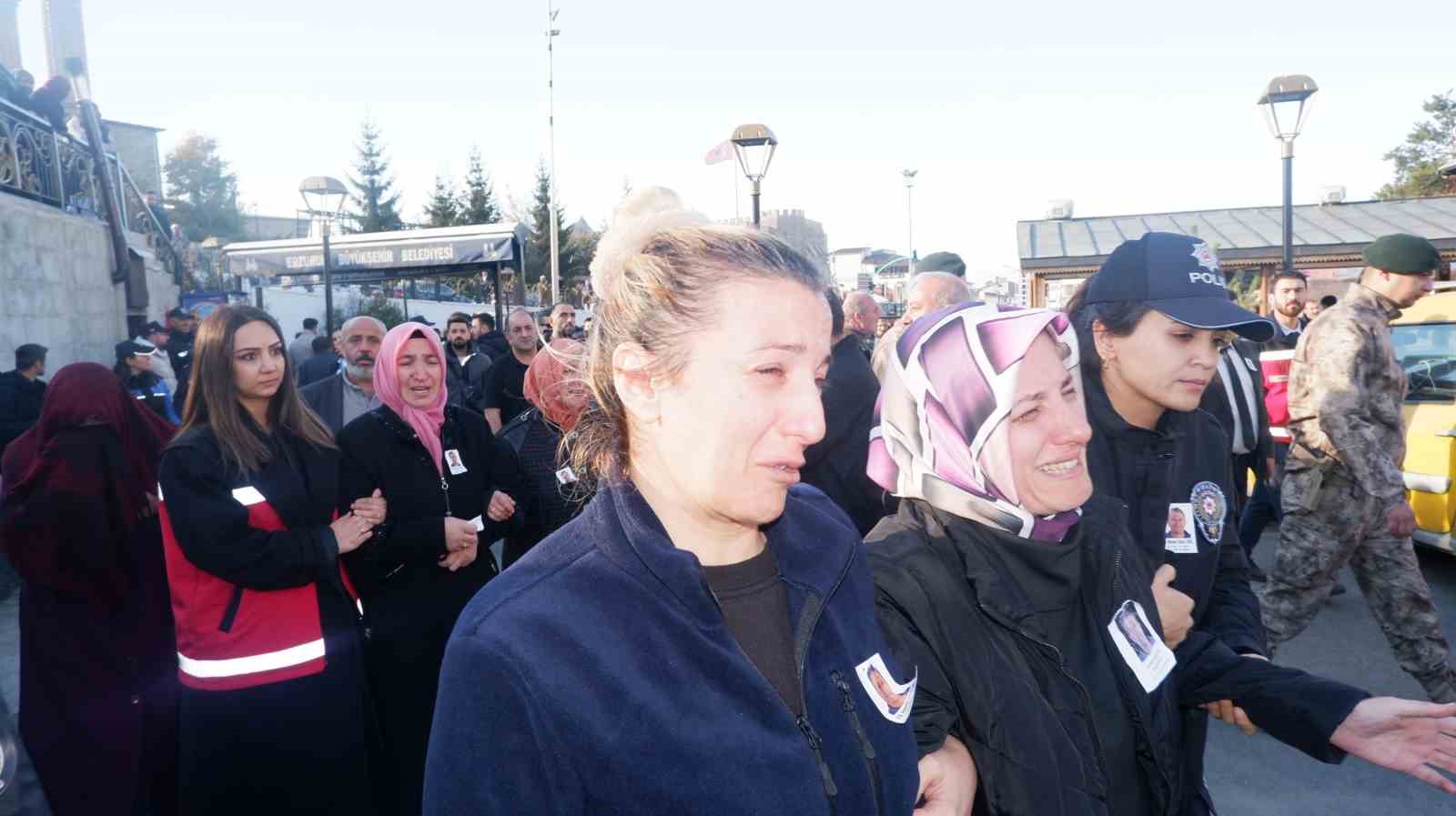 İzmir’de silahlı saldırıda vefat eden polis memuru memleketi Erzurum’da toprağa verildi
