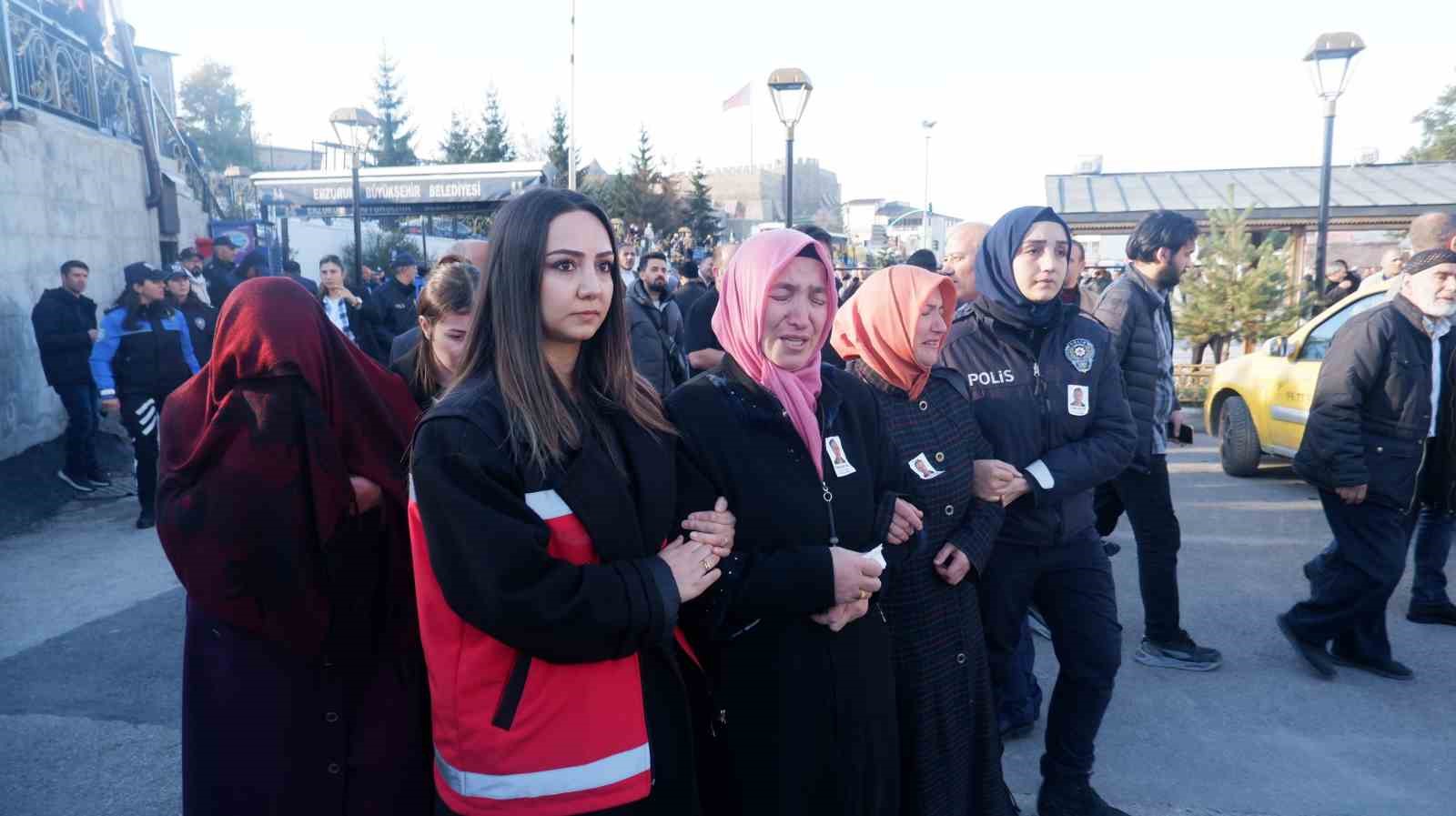 İzmir’de silahlı saldırıda vefat eden polis memuru memleketi Erzurum’da toprağa verildi
