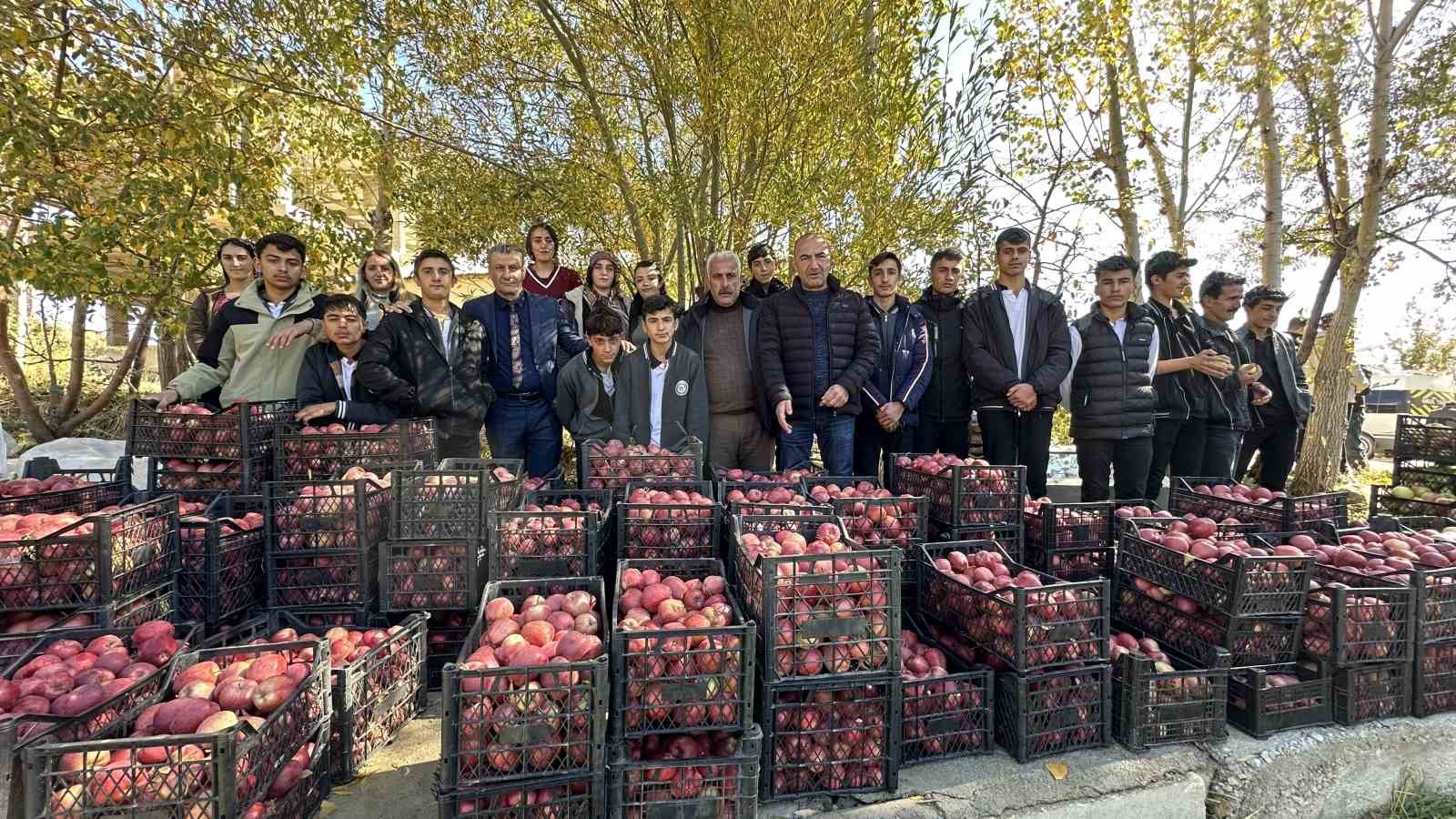 Tarım öğrencileri elma hasadı gerçekleştirdi
