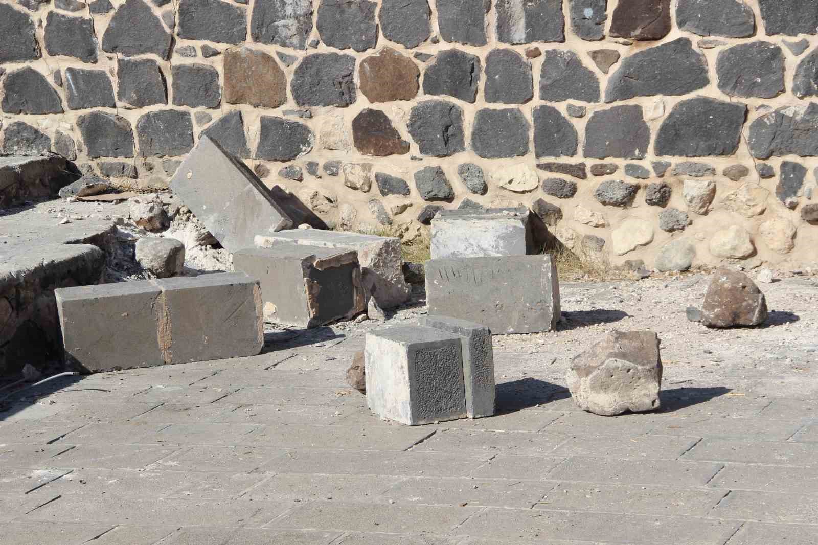 Mir Abdal Cami’nin içinde bulunan yapı yıkılmak üzere
