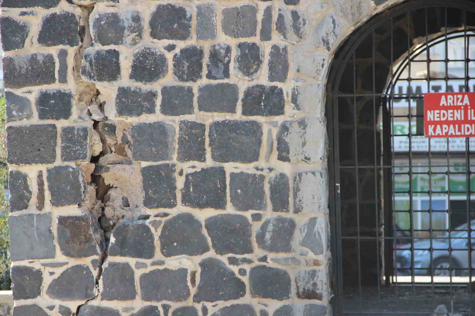 Mir Abdal Cami’nin içinde bulunan yapı yıkılmak üzere
