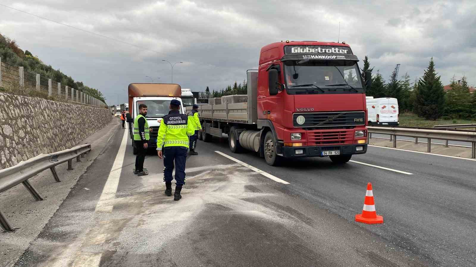 TEM’de ulaşımı aksatan kaza
