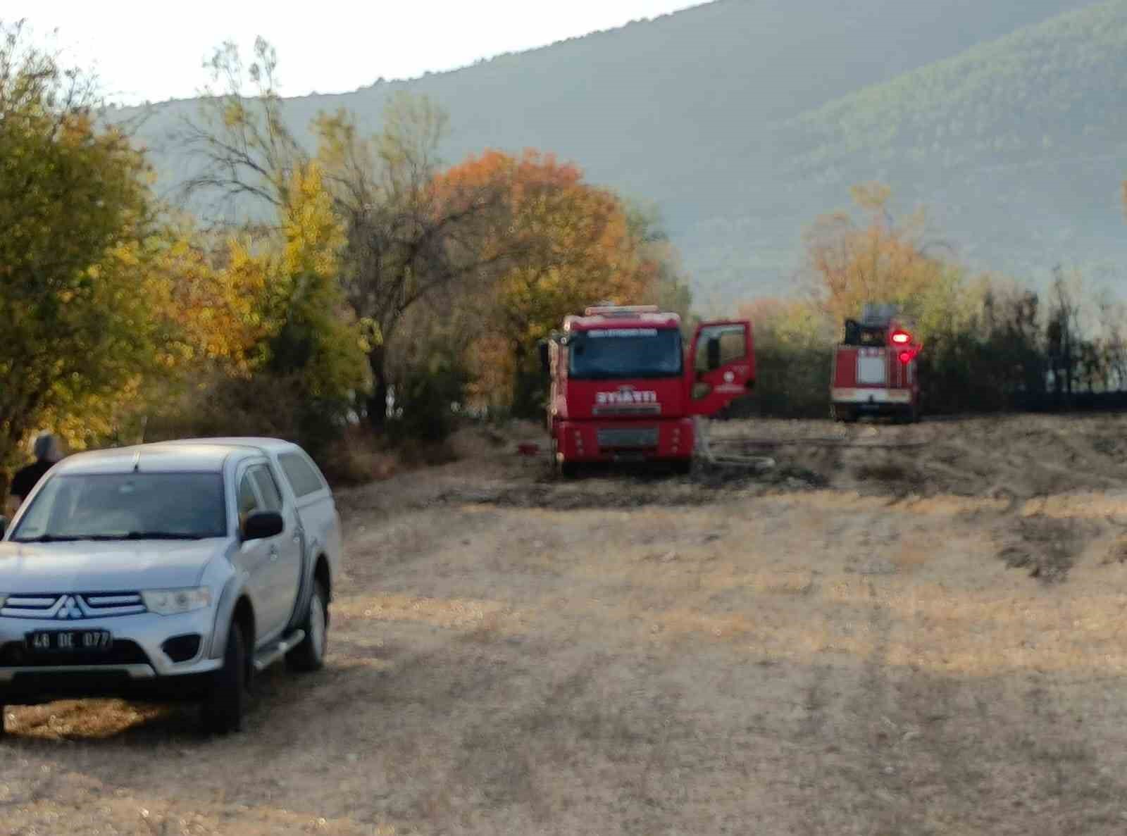 Bahçede çıkan yangın ağaçlık alana sıçramadan söndürüldü
