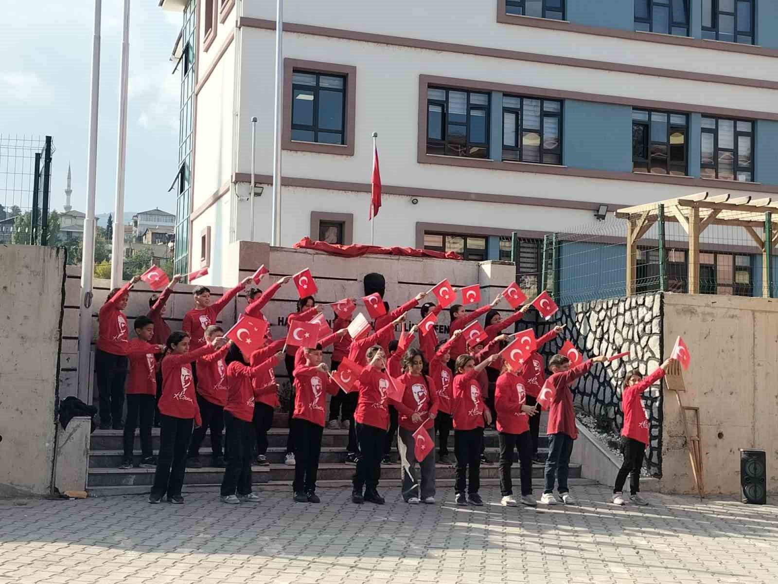 Öğrencilerin 29 Ekim gösterisi büyük beğeni topladı
