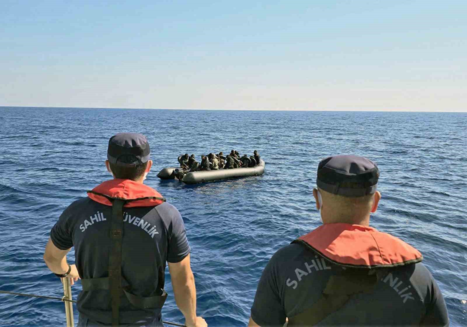 Yelkenli teknede 2 göçmen kaçakçısı ve 75 düzensiz göçmen yakalandı
