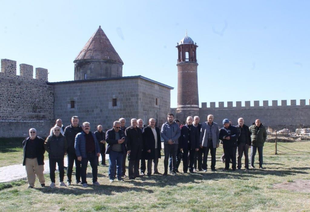 Bayburtlu emeklilere komşu il Erzurum’un tarihi mekanları gezdirildi
