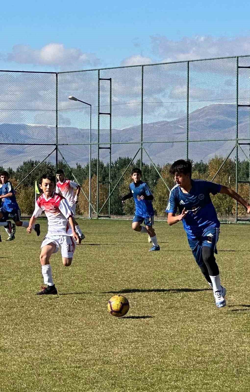 Yıldızlarda futbolun şampiyonu Ömer Nasuhi Bilmen
