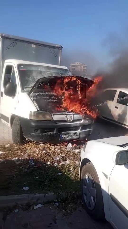 Kontağı çevirdi, kamyoneti alev alev yandı
