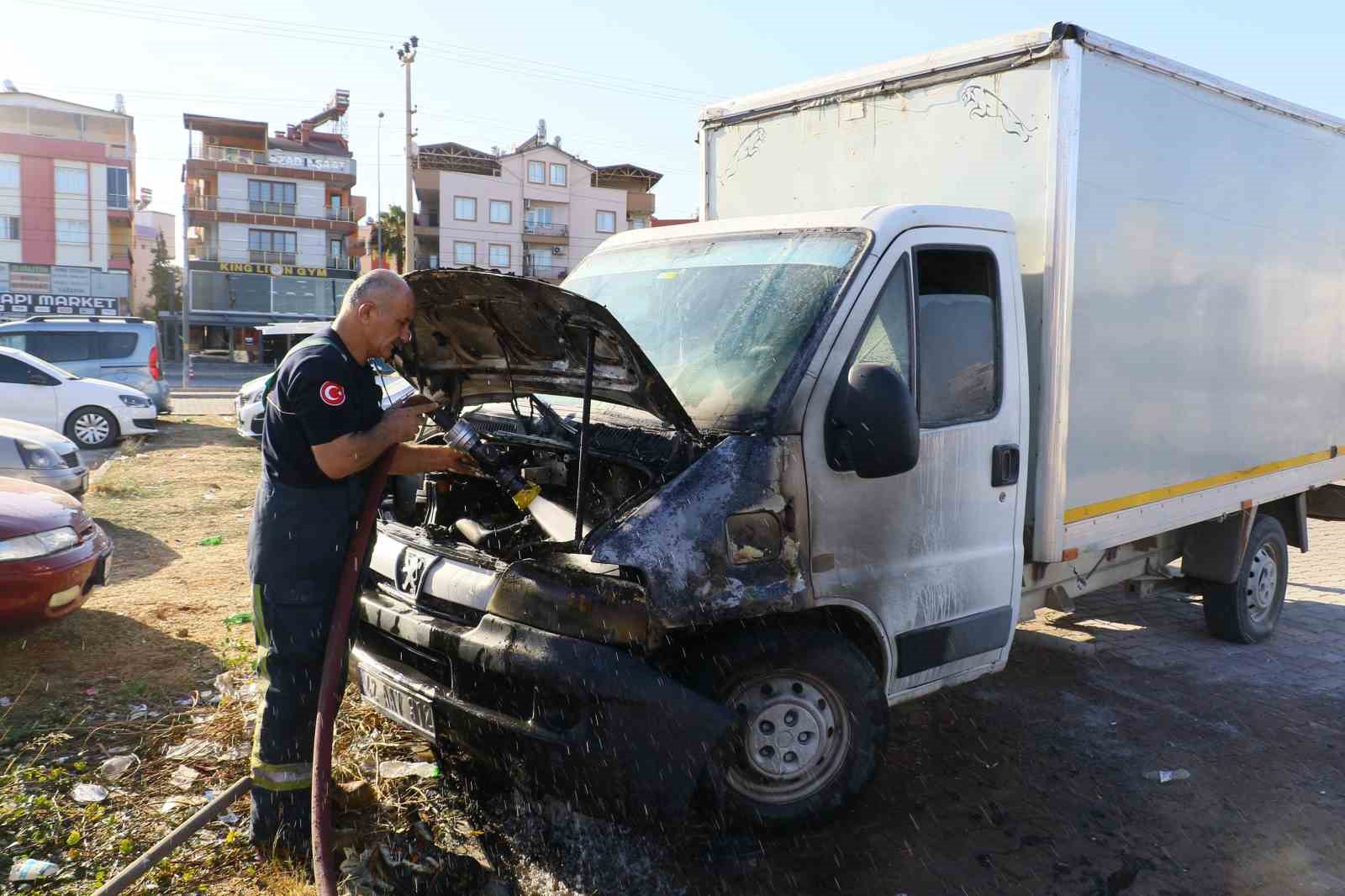 Kontağı çevirdi, kamyoneti alev alev yandı
