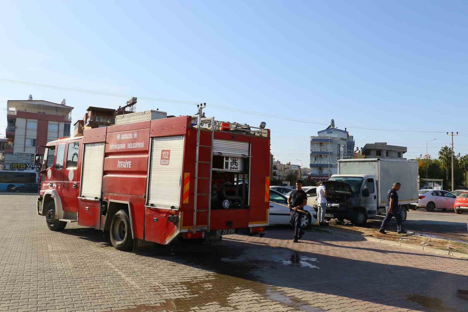 Kontağı çevirdi, kamyoneti alev alev yandı
