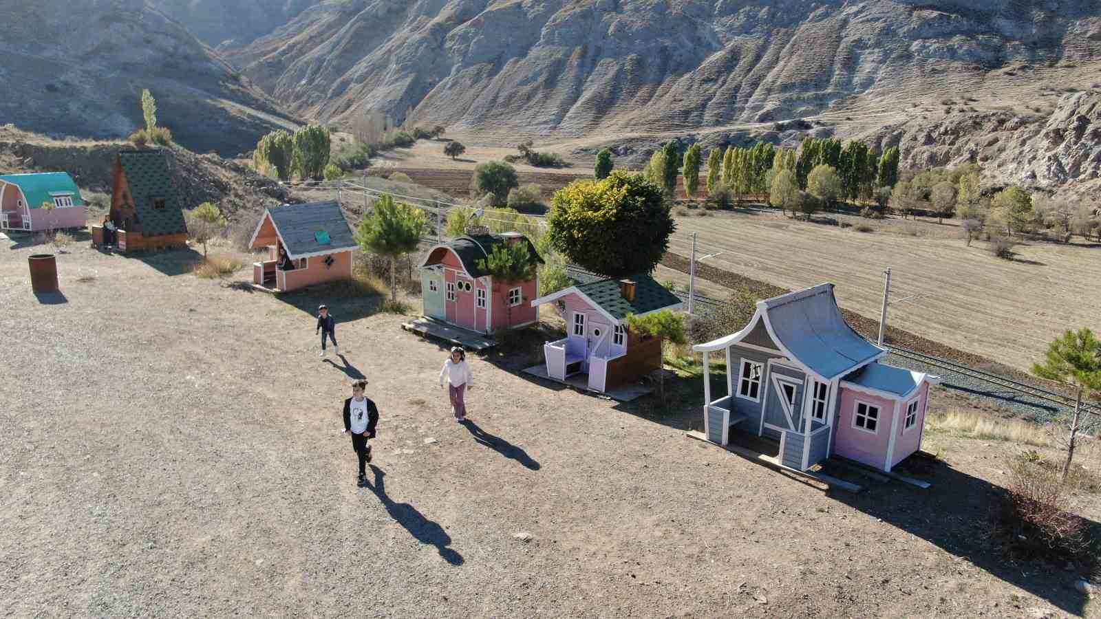 Emekliliğini çocuklara adadı, Türkiye’nin ilk çocuk köyünü kurdu
