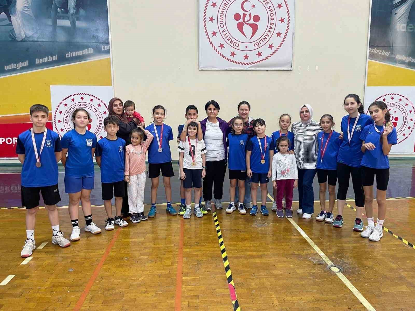 Yunusemreli badmintonculardan 8 madalya
