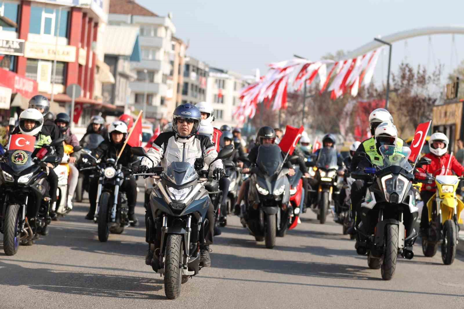 Motosiklet turuna yüzlerce kişi katıldı
