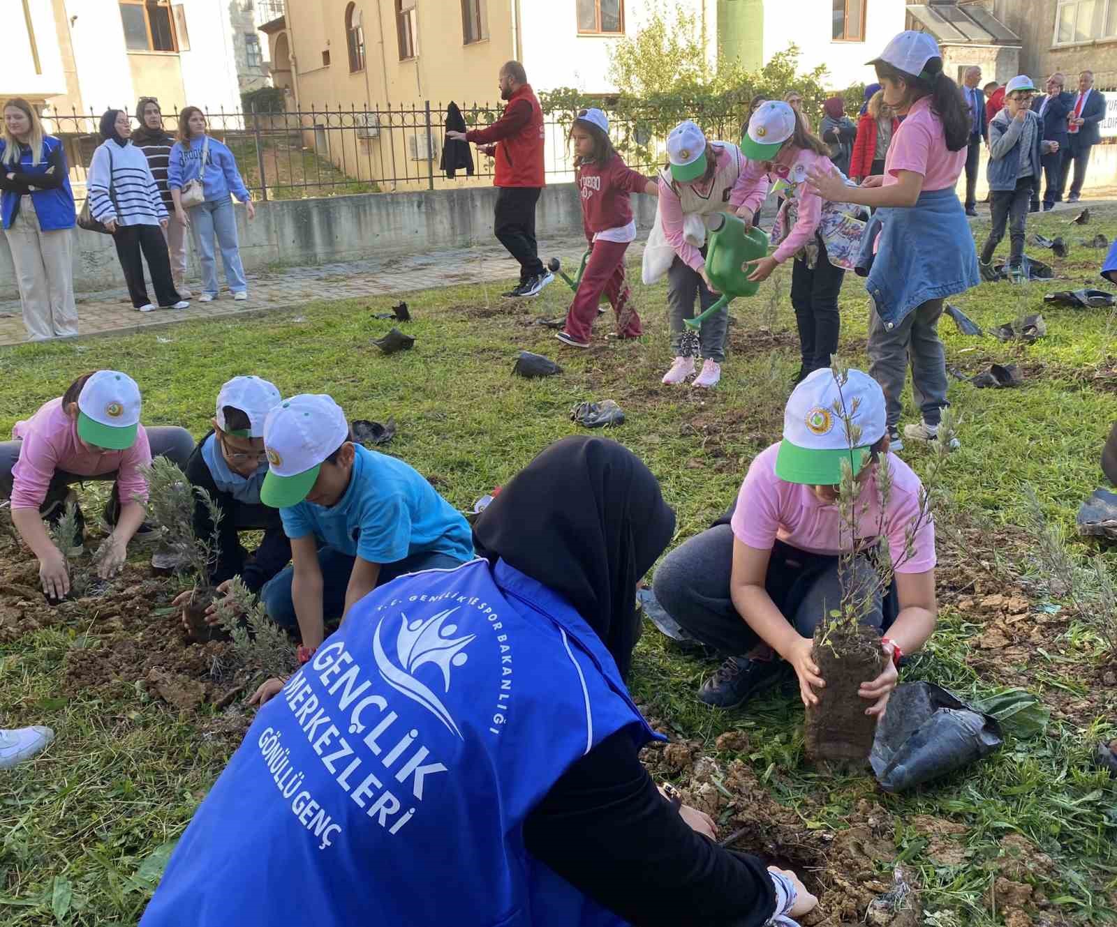 Fidanları toprakla buluşturdular
