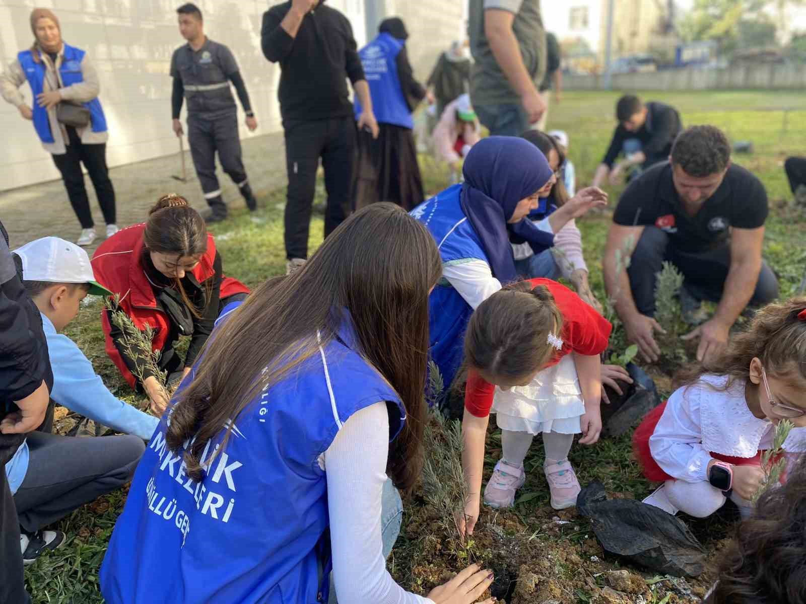 Fidanları toprakla buluşturdular
