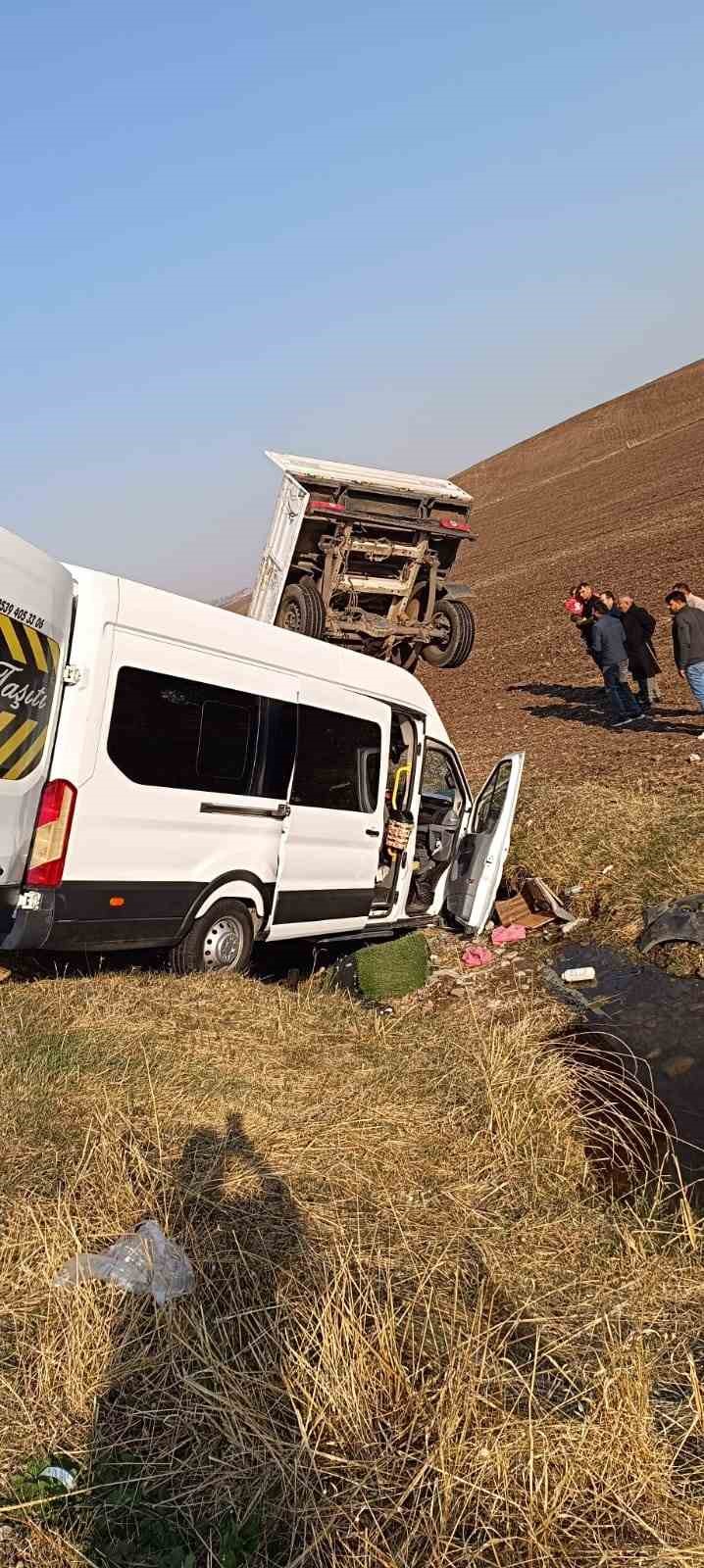 Diyarbakır’da 3 aracın karıştığı kazada 12’si öğretmen 14 yaralı
