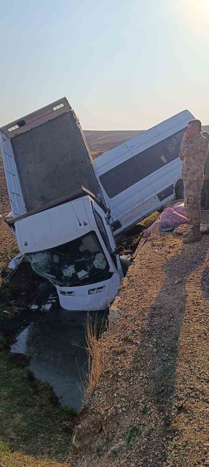 Diyarbakır’da 3 aracın karıştığı kazada 12’si öğretmen 14 yaralı
