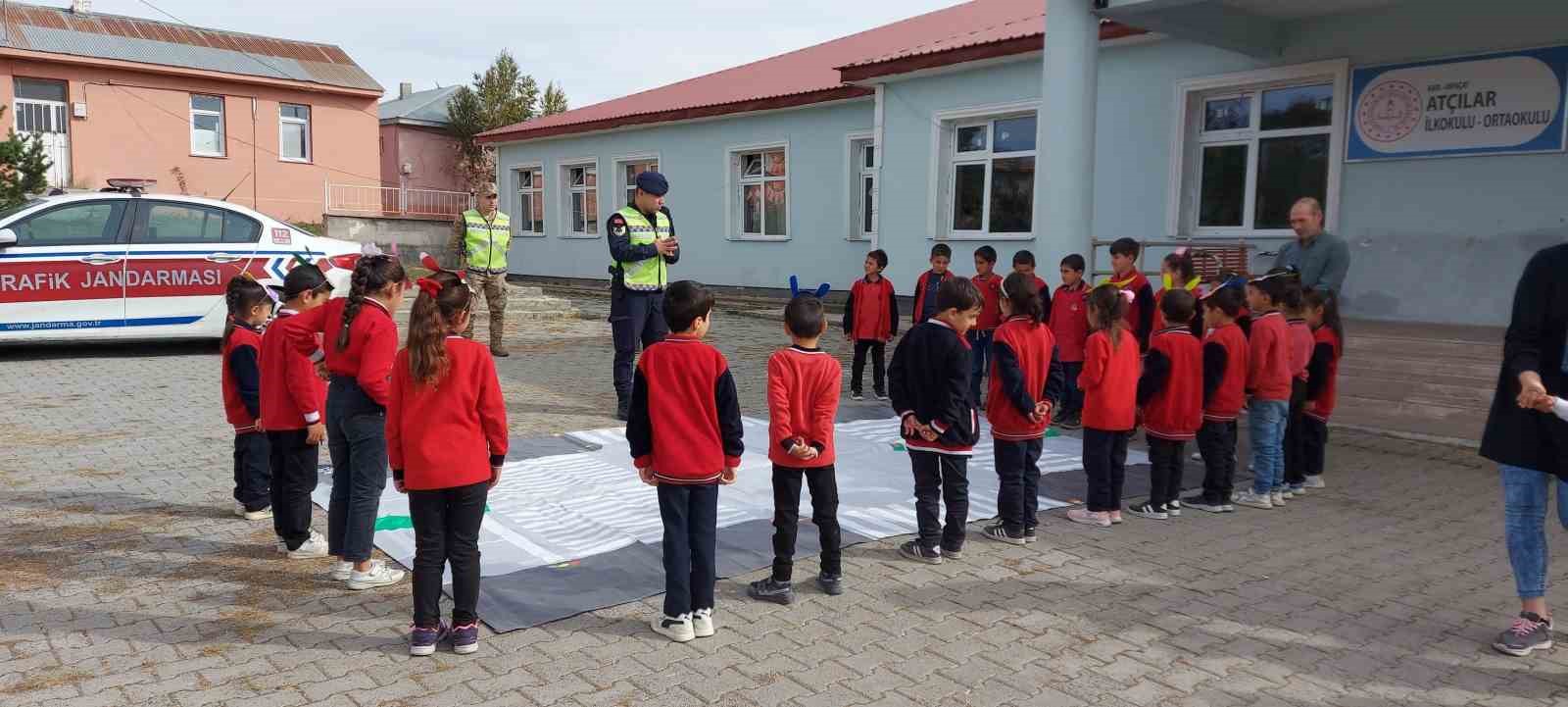 Arpaçay’da öğrencilere jandarmadan trafik eğitimi
