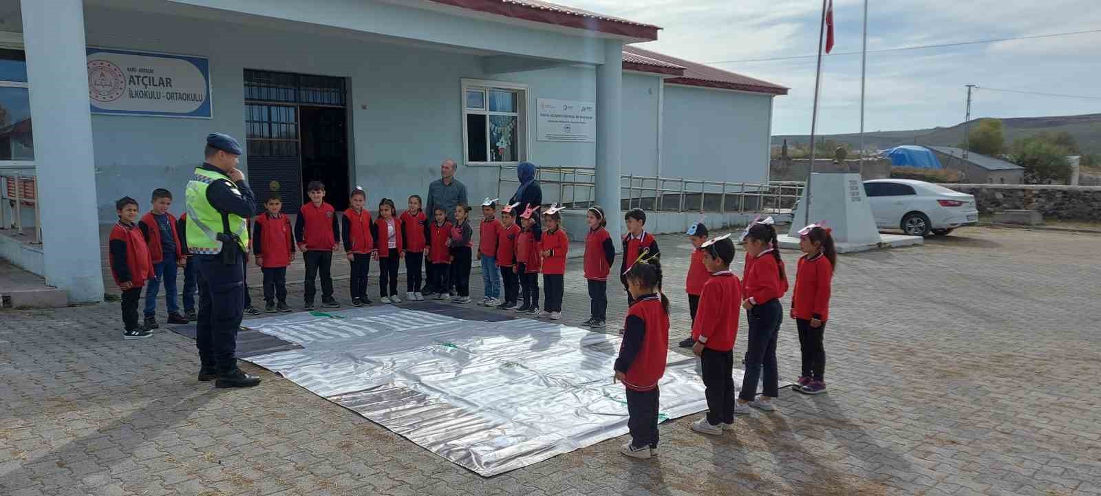 Arpaçay’da öğrencilere jandarmadan trafik eğitimi
