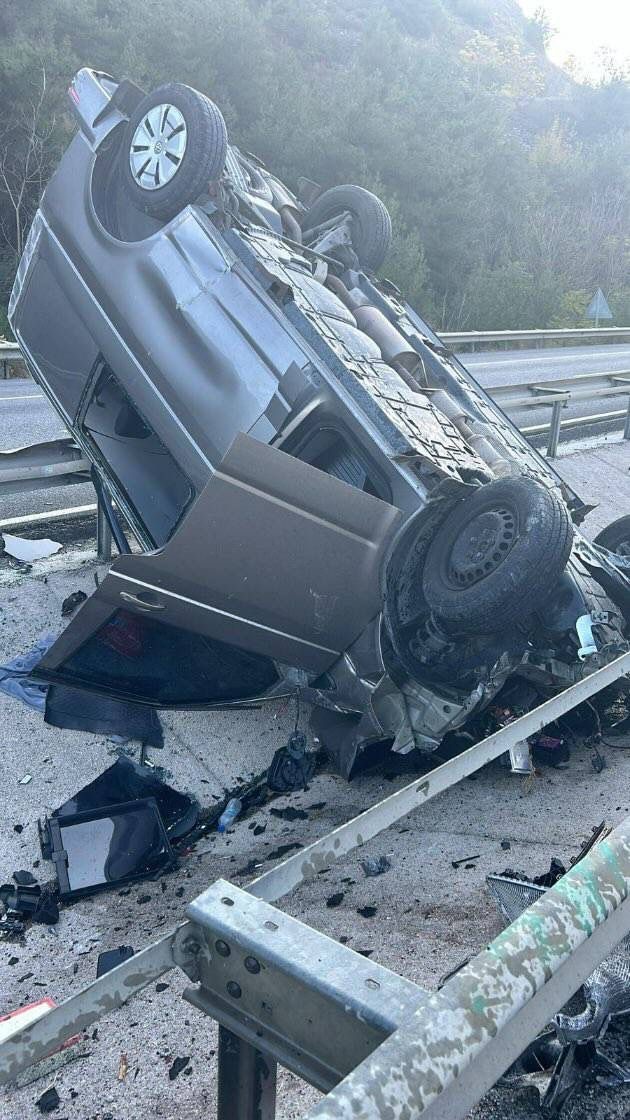 Bilecik’te kontrolden çıkan otomobil orta refüje çarparak takla attı
