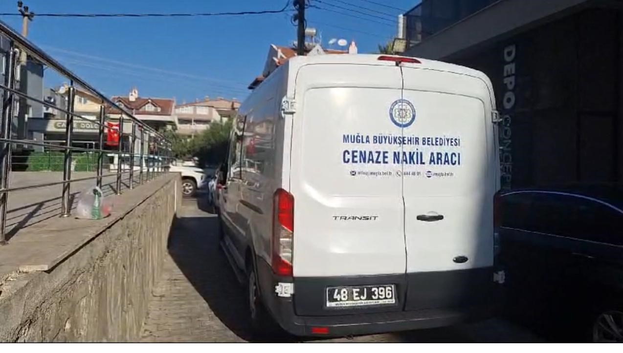 Kafasına şişe ile vurup sırtından bıçaklayarak öldürdü
