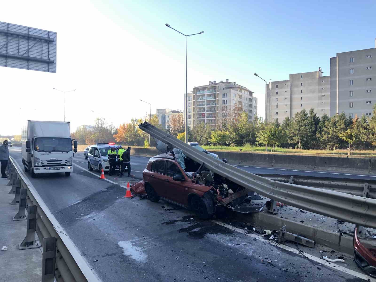 Otomobil bariyerlere ok gibi saplandı
